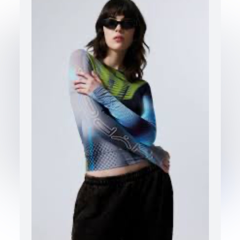 Weekday Multicolor Graphic Top - Picture 2 of 6